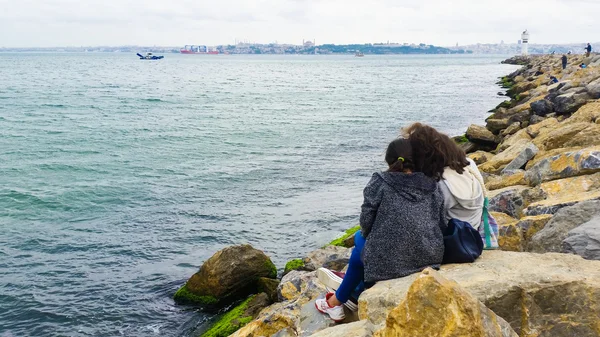 Młode dziewczyny na czacie przez morze — Zdjęcie stockowe