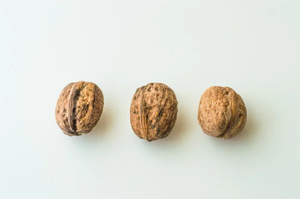Орехи в скорлупе на белом фоне — стоковое фото