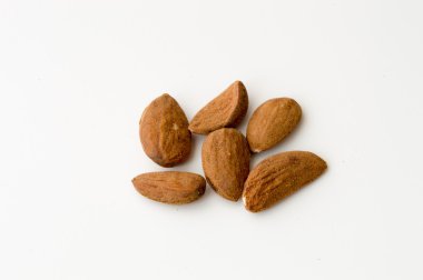 Badem beyaz artalan üzerinde