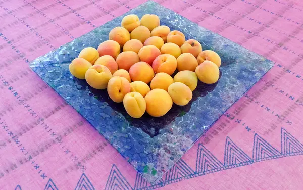 Abricots dans une assiette bleue — Photo