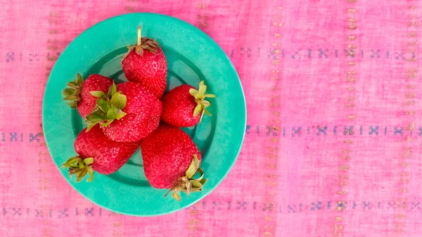 新鲜草莓的顶部景色 — 图库照片