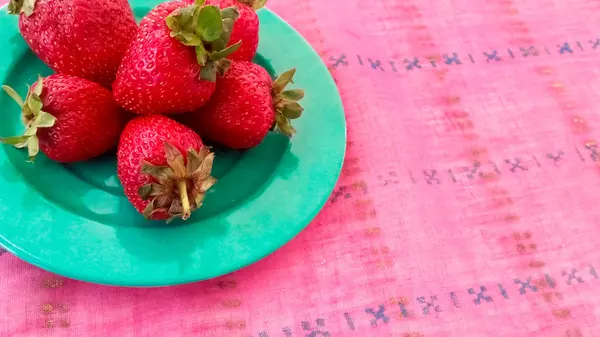 餐桌上供应新鲜草莓 — 图库照片