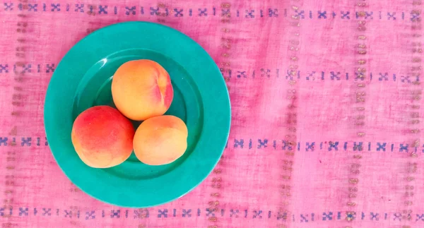 Vue du dessus des abricots sur une table — Photo