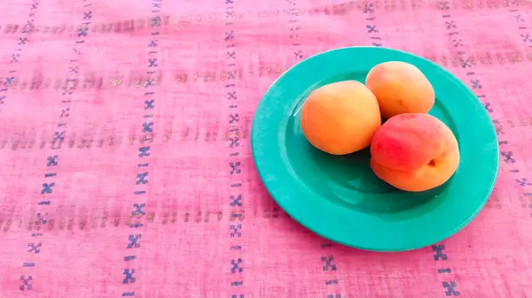 Frische Aprikosen auf einem Tisch serviert — Stockfoto