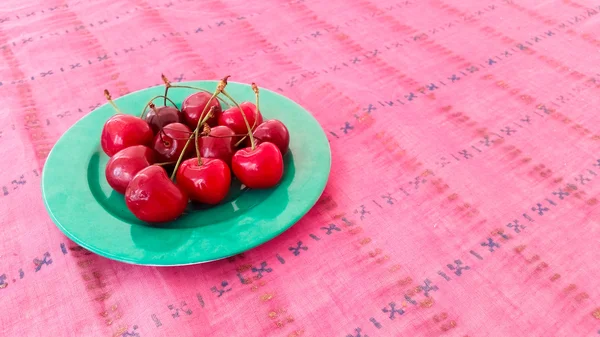 Cerejas frescas servidas em uma mesa — Fotografia de Stock