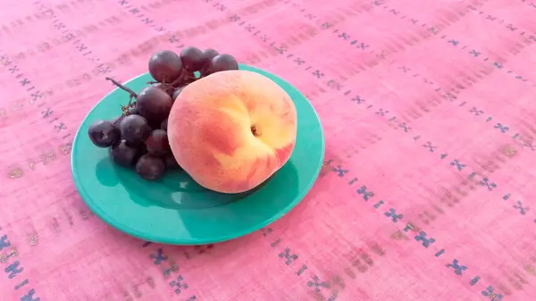 Uvas con melocotón en un plato — Foto de Stock