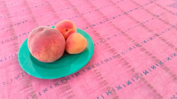 Абрикосы с персиком в тарелке — стоковое фото