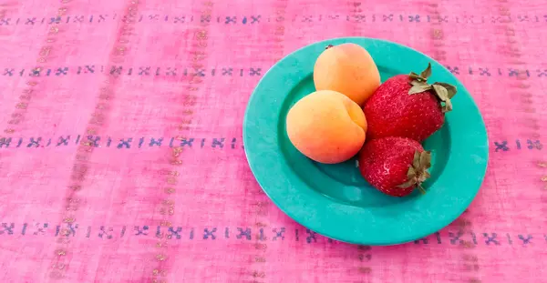 Abricots et fraises frais — Photo