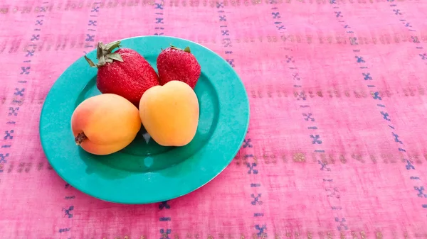Frische Aprikosen und Erdbeeren — Stockfoto