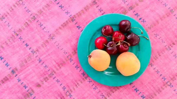 Blick von oben auf frische Aprikosen und Kirschen — Stockfoto