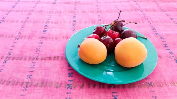 Frische Aprikosen und Kirschen — Stockfoto