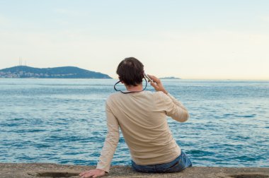 Telefonda konuşan adam.