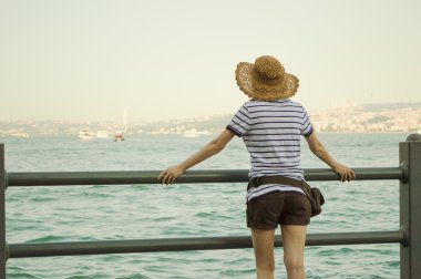 Genç bayan denizi izliyor.