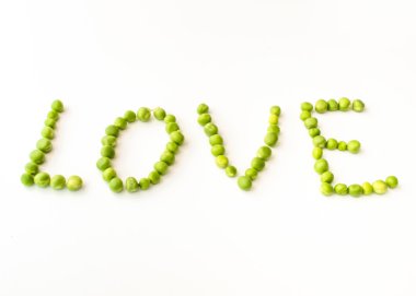 Aşk yazı üzerine beyaz izole bezelye ile