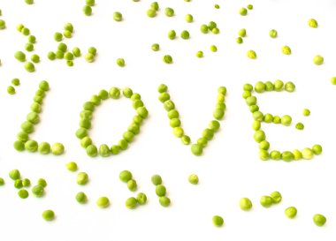 Aşk yazı üzerine beyaz izole bezelye ile