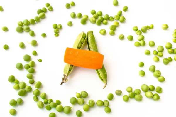 Une lettre faite avec des pois et des carottes — Photo