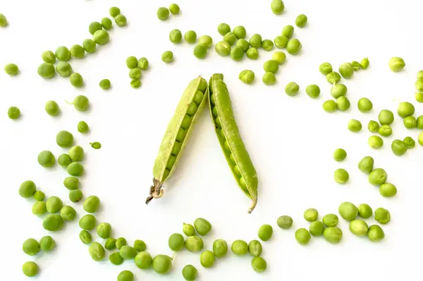 Guisantes aislados sobre fondo blanco — Foto de Stock