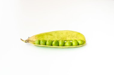 Beyaz arkaplanda izole bezelyeler