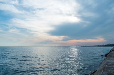 Dramatik gökyüzü ve Deniz Manzaralı