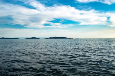Deniz gökyüzü bulutlar ve Adaları