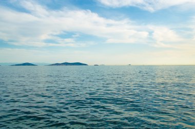 Deniz gökyüzü bulutlar ve Adaları