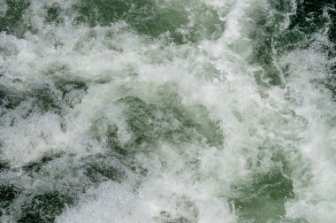 Deniz yüzeyi ile dalgalar