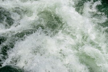 Deniz yüzeyi ile dalgalar