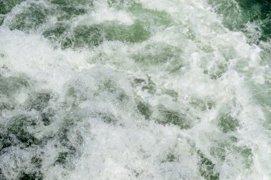 Deniz yüzeyi ile dalgalar