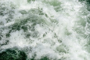 Deniz yüzeyi ile dalgalar