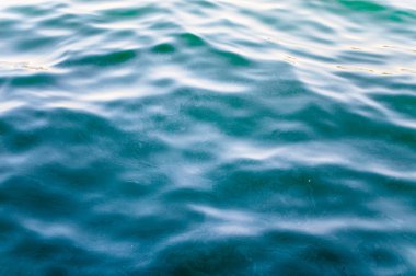 Deniz yüzeyi ile dalgalar