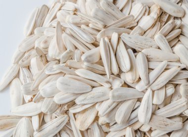 Beyaz arkaplanda izole ayçiçeği tohumu