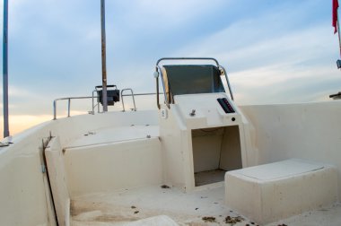 Beyaz bir tekne içinde