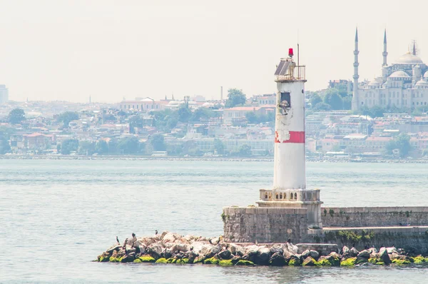 Fyr med Istanbul Se — Stockfoto