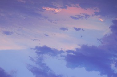 Güneş battıktan sonra dramatik ve güzel gökyüzü görünümü