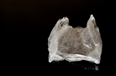 Siyah arkaplanda izole edilmiş beyaz plastik çanta