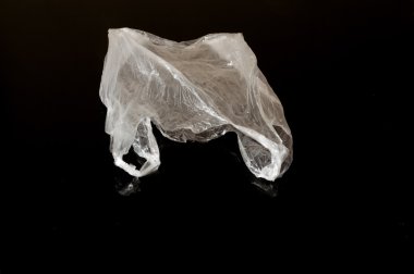 Siyah arkaplanda izole edilmiş beyaz plastik çanta