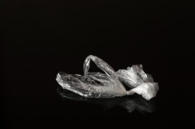 Siyah arkaplanda izole edilmiş beyaz plastik çanta