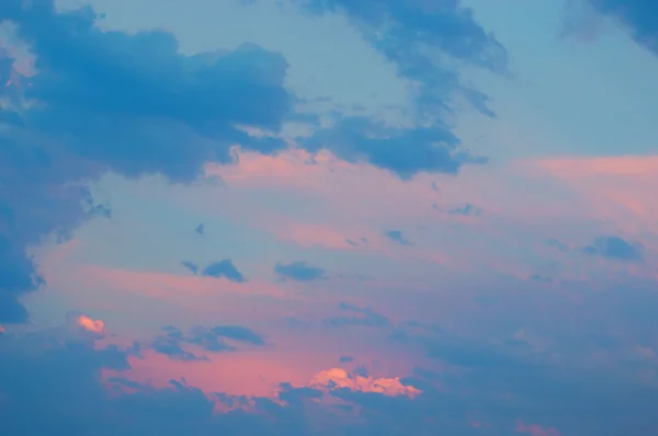 Güneş battıktan sonra dramatik ve güzel gökyüzü görünümü — Stok fotoğraf