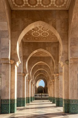 Hassan 2. Camii 'nin koridoru. Fas, Kazablanka' da bir cami. Afrika 'daki en büyük camidir ve dünyanın en büyük 7. camisidir..