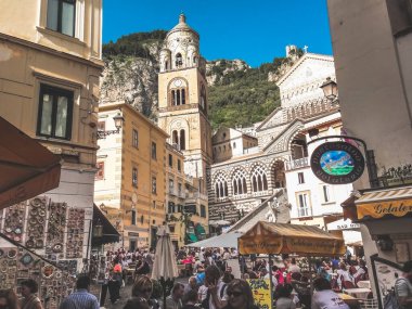 Amalfi, İtalya - 01 Mayıs 2012: Güneşli bir bahar gününde Roma Katolik katedralinin manzarası ve Piazza del Duomo 'dan gelen adımlar.