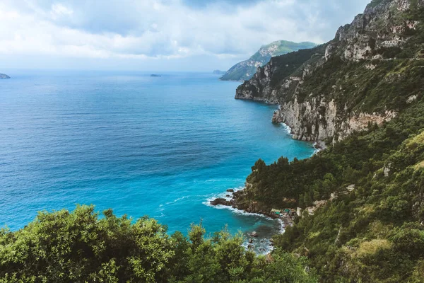 Blick Von Der Amalfiküste Einem Beliebten Touristenziel Und Küstenabschnitt Tyrrhenischen lizenzfreie Stockfotos