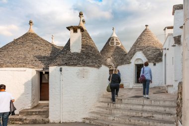 Alberobello, İtalya - 30 Haziran 2014: Alberobello, İtalya 'daki Trulli köyünü ziyaret eden turistler.