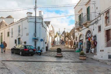 Alberobello, İtalya - 30 Haziran 2014: Alberobello, İtalya 'daki Trulli köyünü ziyaret eden turistler.