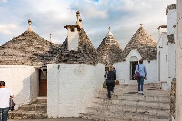 Alberobello, İtalya - 30 Haziran 2014: Alberobello, İtalya 'daki Trulli köyünü ziyaret eden turistler.