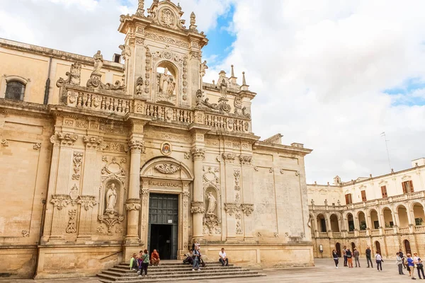 Lecce, İtalya - 30 Haziran 2014: Lecce Katedrali 'ni ziyaret eden turistler, İtalya' nın Apulia kentindeki Lecce şehrinin katedrali.