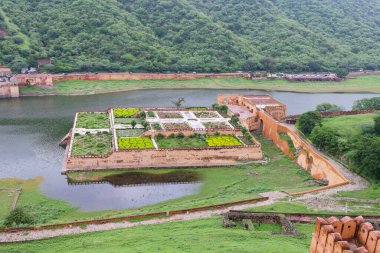 Amer Kalesi kompleksindeki Kesariya Kyari bahçesinin hava manzarası, Jaipur, tarihi geometri, su yansıması, bereketli tepeler ve zamansız manzara tasarımı sergilenen miras, denge ve sükunet içerir..