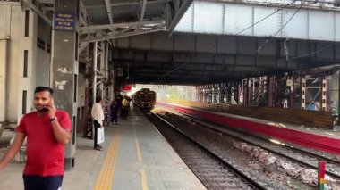 Mumbai, Hindistan, 01102026, Mahalaxmi istasyonuna yerel bir banliyö treni yanaşıyor, hayat çizgisi ve günlük gidiş gelişler Hindistan 'ın Mumbai ya da Bombay banliyölerindeki milyonlarca yolcu için..