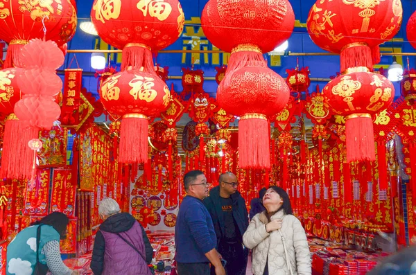 Jiangmen, Guangdong, Çin-24 Ocak 2026: Shuijie Caddesi 'ndeki Çin Yeni Yıl Dekorasyonları.