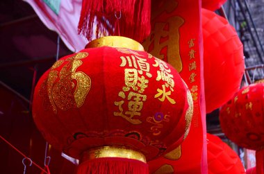 Çin Yeni Yılı için asılan geleneksel Çin kırmızı fenerleri. Güney Çin 'in Guangdong Eyaleti' nden Jiangmen Yılı..