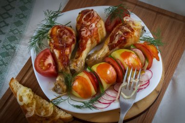Kızarmış tavuk budu ile haşlanmış patates ve vegetablesfried tavuk budu haşlanmış patates ve sebze ile